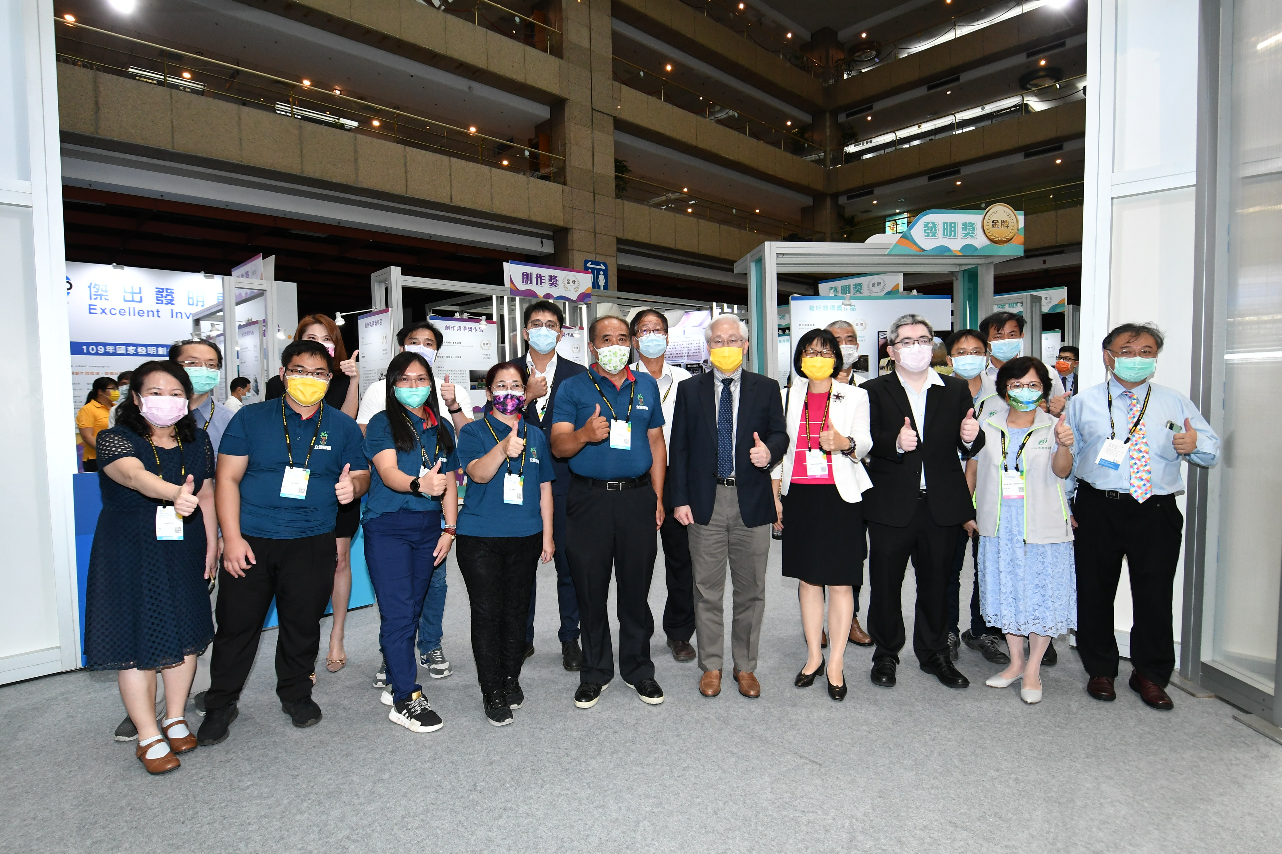 Photo 4_Minister Wu Tsung-tsong and Director General Hong Shu-min takes a group photo with the 43 recipients of the 2020 National Invention and Creation Awards