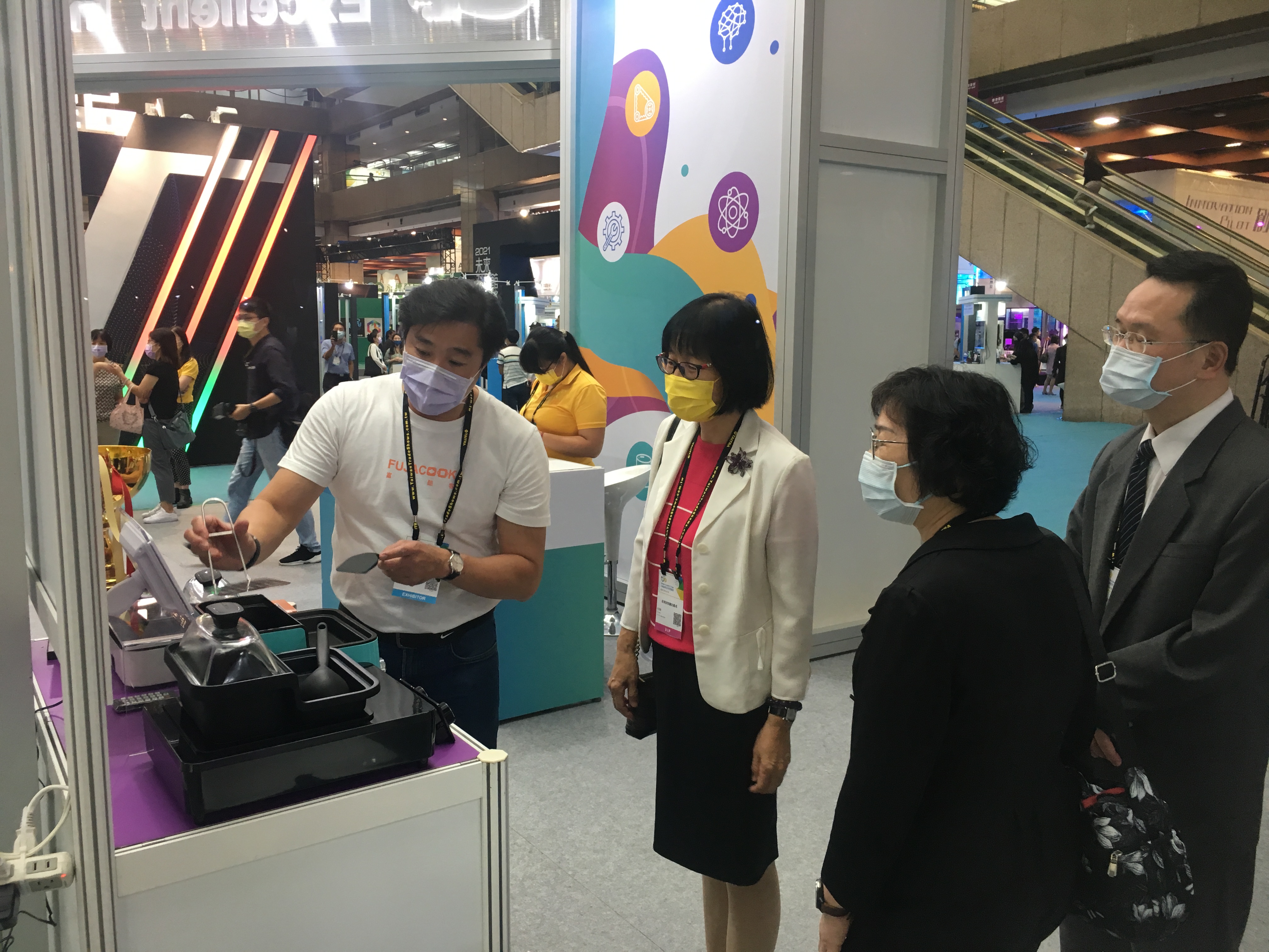 Photo 3_Director General Hong Shu-min at the Outstanding Inventions Pavilion listening to inventors introducing the technology and highlights of their entry
