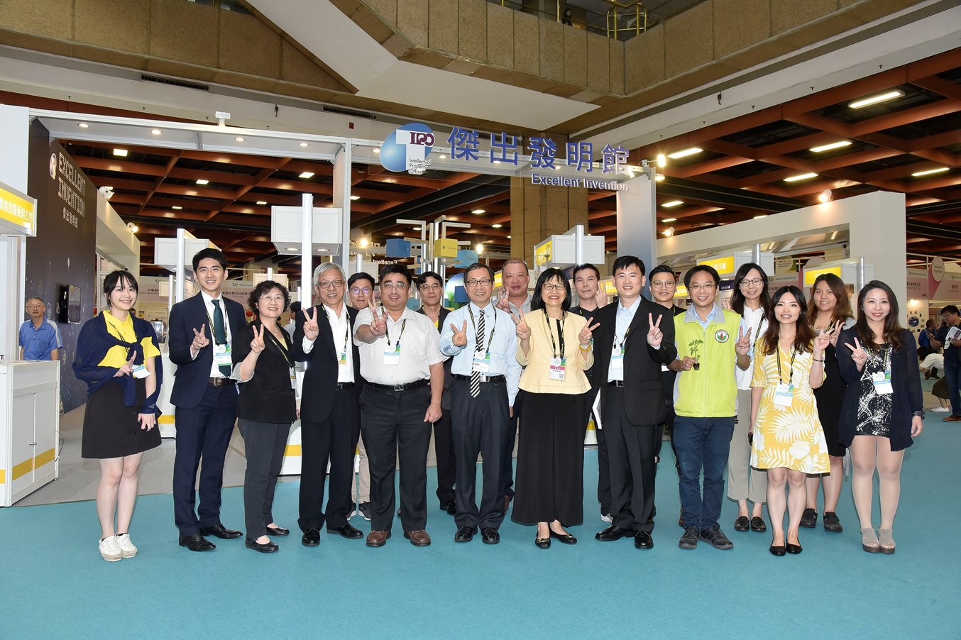 Photo 4_Director General Hong Shu-min takes a group photo with the 41 recipients of the 2018 National Invention and Creation Awards