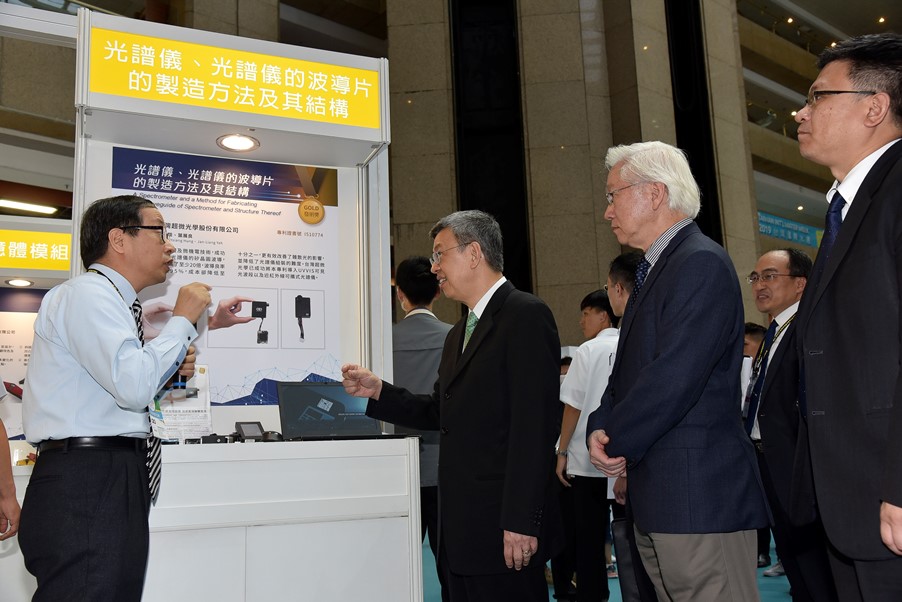 Photo 2_Vice President Chen Chien-jen at the Outstanding Inventions Pavilion listening to inventors introducing the technology and highlights of their entry